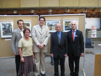 liberia-ausstellung40 Redner der Erföffnungsfeier (von links nach rechts): Jesko Giessen als Vertreter der Studenten, Bürgermeisterin Marion Schäfer, Dr. Thomas Cieslik (Dozent am Institut für Politikwissenschaft und Sozialforschung), General a.D. Manfred Eisele (ehemaliger Beigeordneter Generalssekretär der UN für friedenssichernde Einsätze), Dr. Rudolf Fuchs (Vorstandsvorsitzender der Sparkasse Mainfranken).